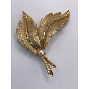 Beautiful vintage double leaf brooch gold tone Pearl